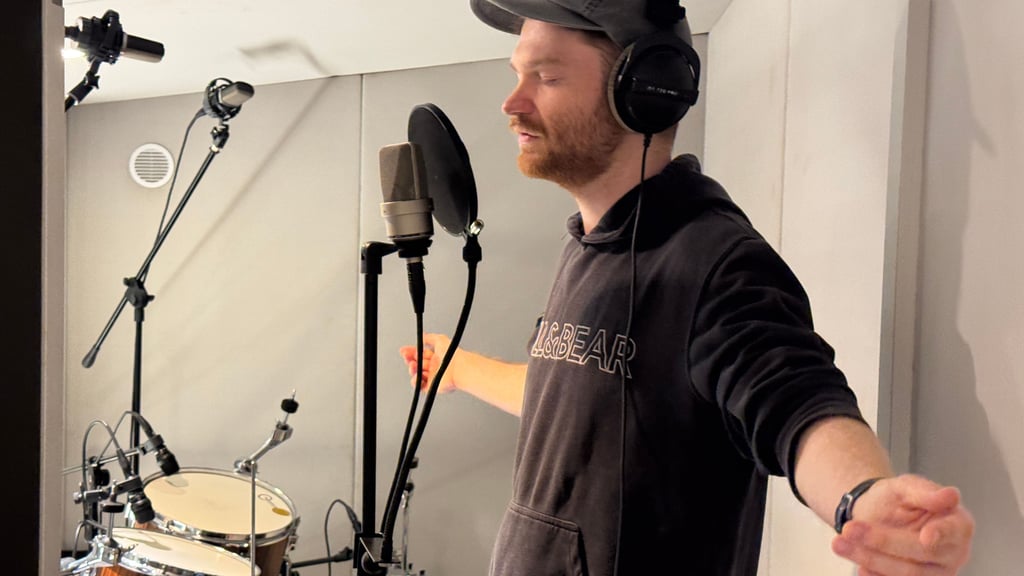 Leander Gronem steht im Studio des „Lichthaus Halle“ am Mikrofon. Hier feilt der 25-Jährige an seinen Songs.