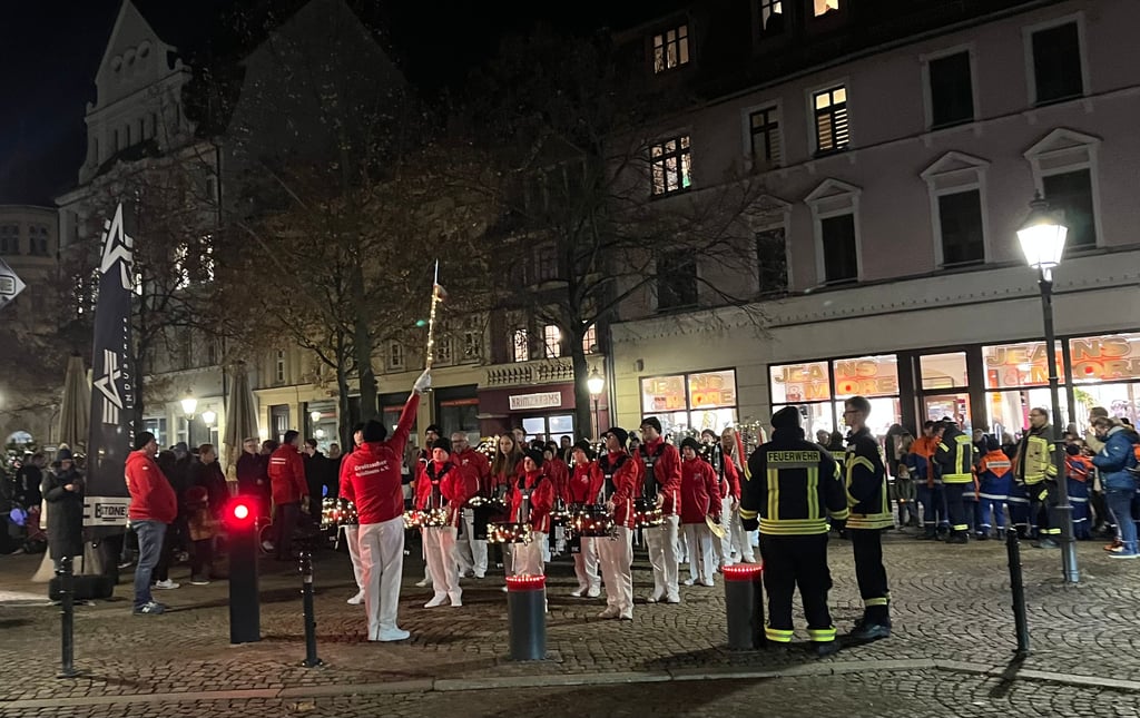 Aufstellen zum Fackelumzug mit den Groitzscher Spielleuten