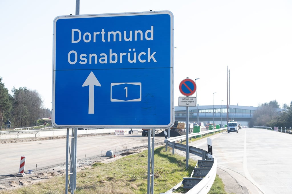 Wegen Brückenabrissarbeiten müssen Autofahrer auf der Autobahn 1 zwischen Cloppenburg und Vechta in Richtung Dortmund und in Richtung Hamburg Umleitungen fahren. (Archivfoto)