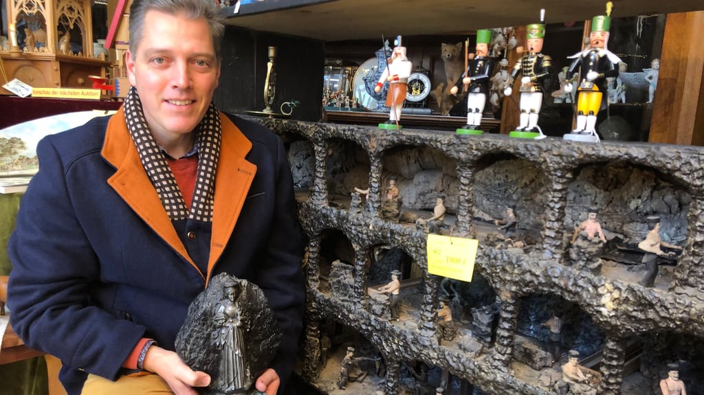 Kunst- und Auktionshaus-Inhaber Henry Thurisch vor dem mechanischen  Bergwerk, das bei der nächsten Auktion versteigert werden soll. 