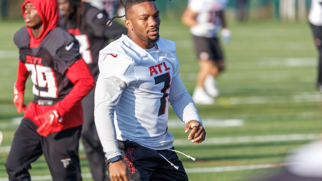 Vom Flieger aufs Feld: Bijan Robinson bereitet sich mit den Falcons auf das Berlin Game vor.