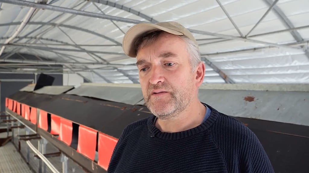 Bio-Landwirt Holger Nöhrnberg steht in seinem leeren Hühnerstall.