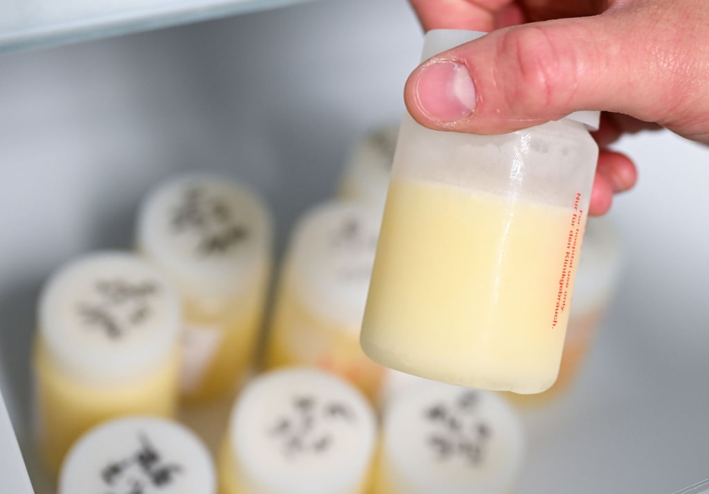 Laut dem Verein Frauenmilchbank-Initiative versorgen aktuell rund 55 Frauenmilchbanken an deutschen Kliniken bedürftige Frühgeborene und kranke Neugeborene mit Spendemilch, wenn die Milch der eigenen Mutter nicht ausreicht (Symbolbild).