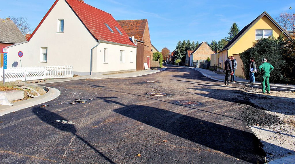 Die Lange Straße in Bornum hat jetzt auf dem nächsten Teilstück Asphalt bekommen.