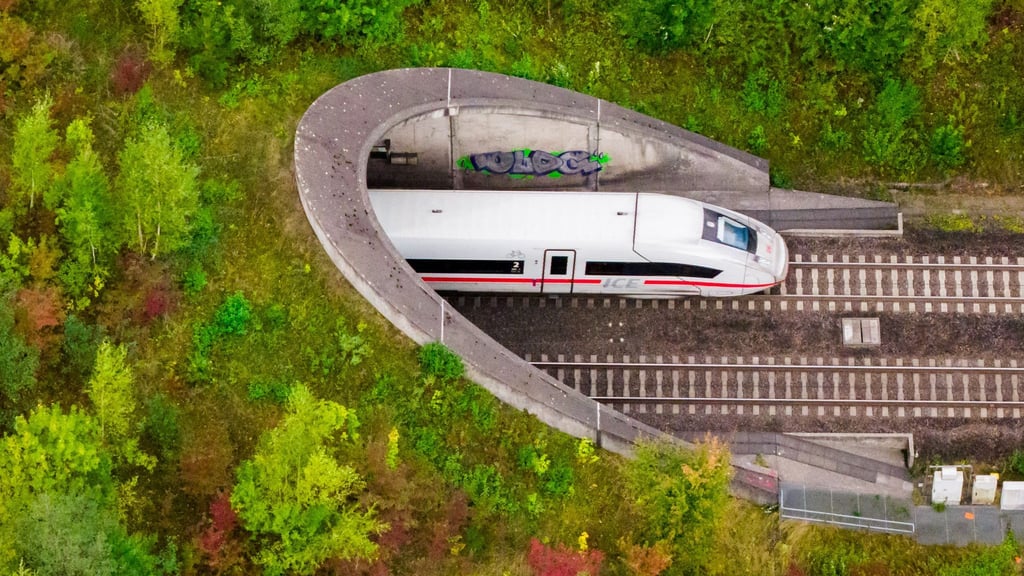 20 Minuten schneller sollen Reisende mit einer neuen ICE-Trasse von Hamburg nach Hannover fahren können. (Archivbild)