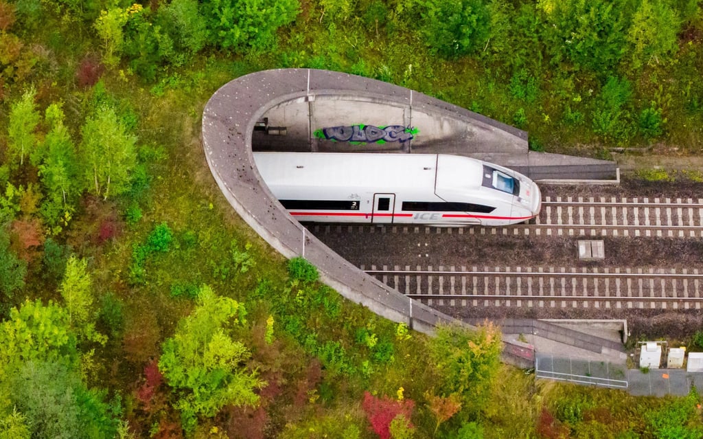 20 Minuten schneller sollen Reisende mit einer neuen ICE-Trasse von Hamburg nach Hannover fahren können. (Archivbild)