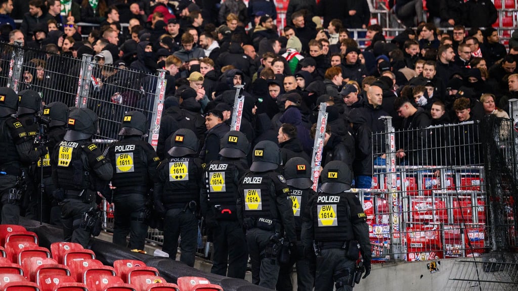 Gäste-Fans aus Rotterdam durchbrachen im Europa-League-Spiel beim VfB Stuttgart einen Zaun.