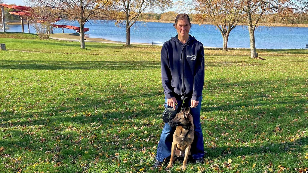 Kirsten Reichert mit ihrer Hündin Lina am Mondsee. Im Winter kümmert sich sie mit ihrem Team um viele Instandhaltungen und Neuerungen.