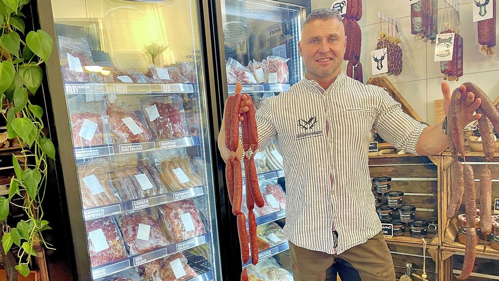 Michael Reiß mit einem Teil seines Wurstsortimentes. Der Inhaber der Kader Wildererhütte hat mehrere tausend Euro in moderne Kühltechik investiert. 