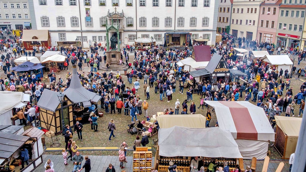 Ein Blick von oben auf das Historisches Marktspektakel zum Reformationsfest  