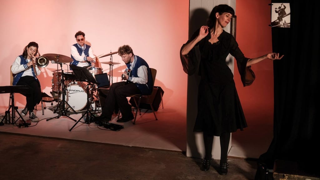 "Die Jazzpianistin" im Magdeburger Insel Theater.