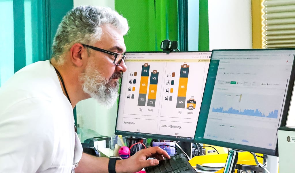 Auswertung der Kurven: Pfleger Daniel Heidenreich beurteilt die Bewegungsverläufe von Patienten. In den Zimmern sind Sensoren angebracht, die Stürze und Auffälligkeiten erkennen. 