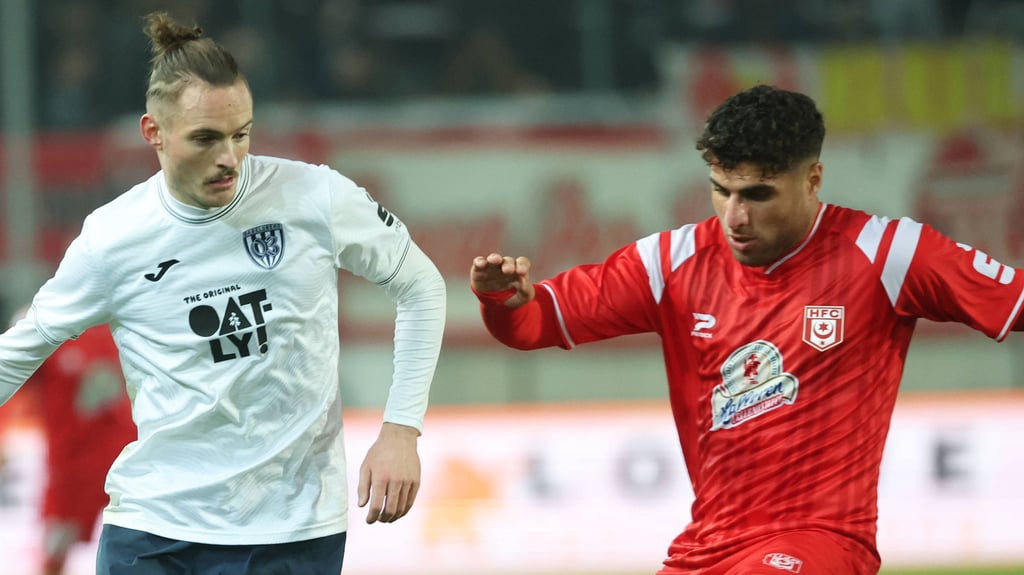 Malek Fakhro (l.) traf gegen Babelsberg um HFC-Eigengewächs Niklas Kastenhofer doppelt. 