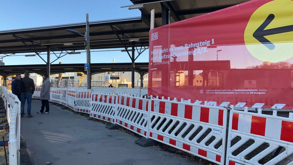 Nicht zu übersehen: Der Bahnhof Quedlinburg, wo im März 2020 Sanierungs- und Modernisierungsarbeiten begannen, ist noch immer eine Baustelle.