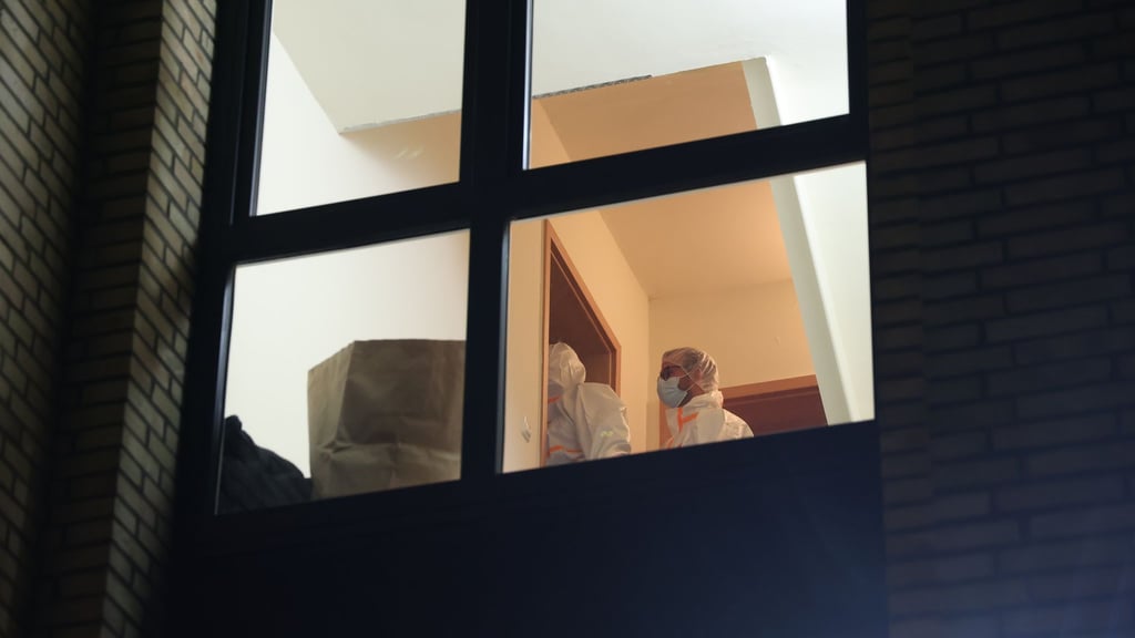 Bei einem Polizeieinsatz in Hamburg ist eine Frau wegen des Verdachts festgenommen worden, einen Mann getötet zu haben.