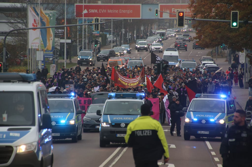 In Halle wurde am Samstag gegen eine rechte Buchmesse demonstriert.  