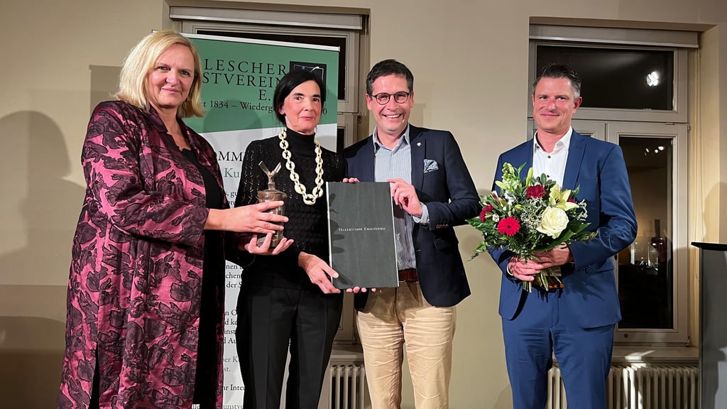 Karola Waterstraat, Vorsitzende des Kunstvereins (l.), sowie Oberbürgermeister Alexander Vogt und Vertreter der Saalesparkasse Marko Göpel (r.), überreichen der Künstlerin Dagmar Varady (2.v.l.) den Preis. 