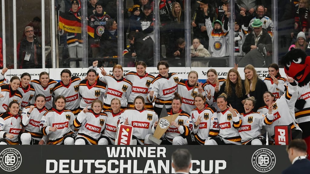 Das Frauen-Nationalteam feiert erneut den Sieg beim Deutschland Cup