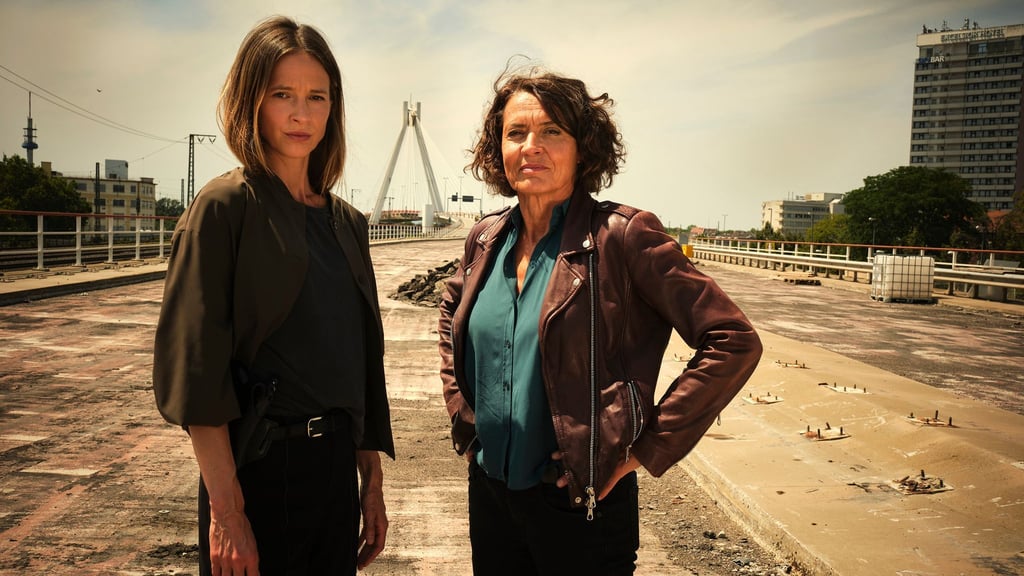 Die Ludwigshafener Kommissarinnen Johanna Stern (Lisa Bitter, links) und Lena Odenthal (Ulrike Folkerts) in einer Szene aus dem „Tatort“-Krimi „Mike & Nisha“. (Archivbild)