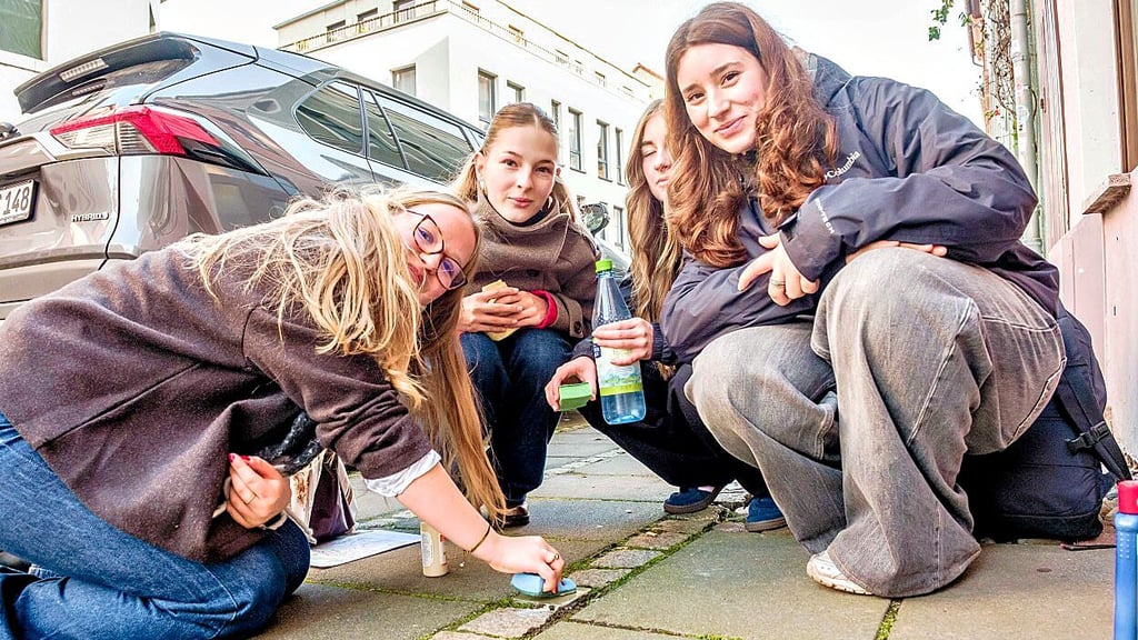 Romea, Mathilda, Emely und Charlotte putzen  Stolpersteine.