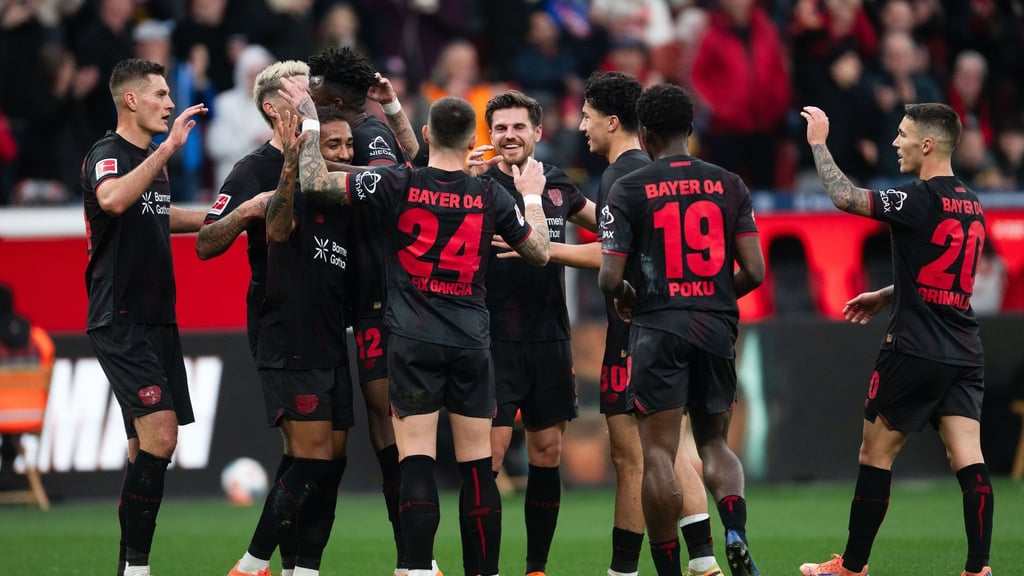 Bayer Leverkusen jubelt über den Treffer zum 2:0.