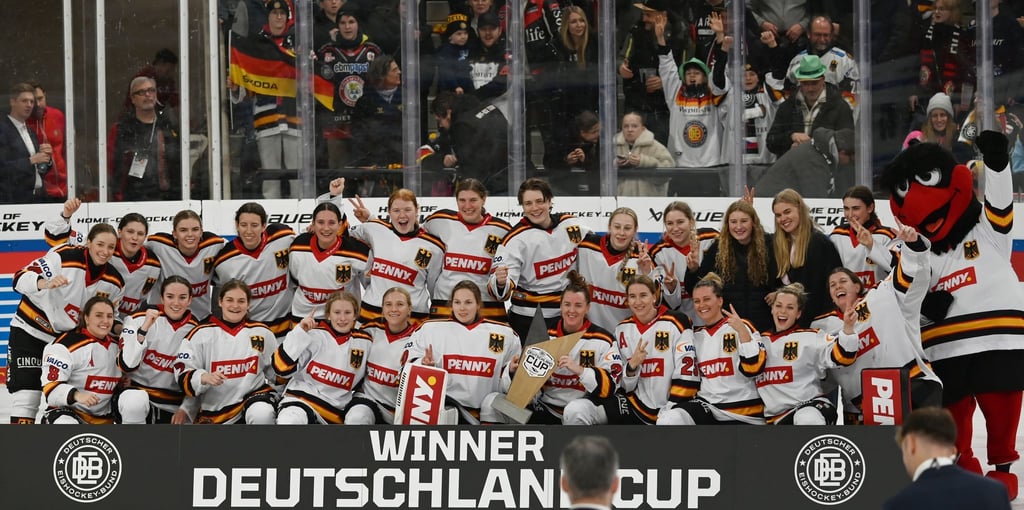 Das Frauen-Nationalteam feiert erneut den Sieg beim Deutschland Cup