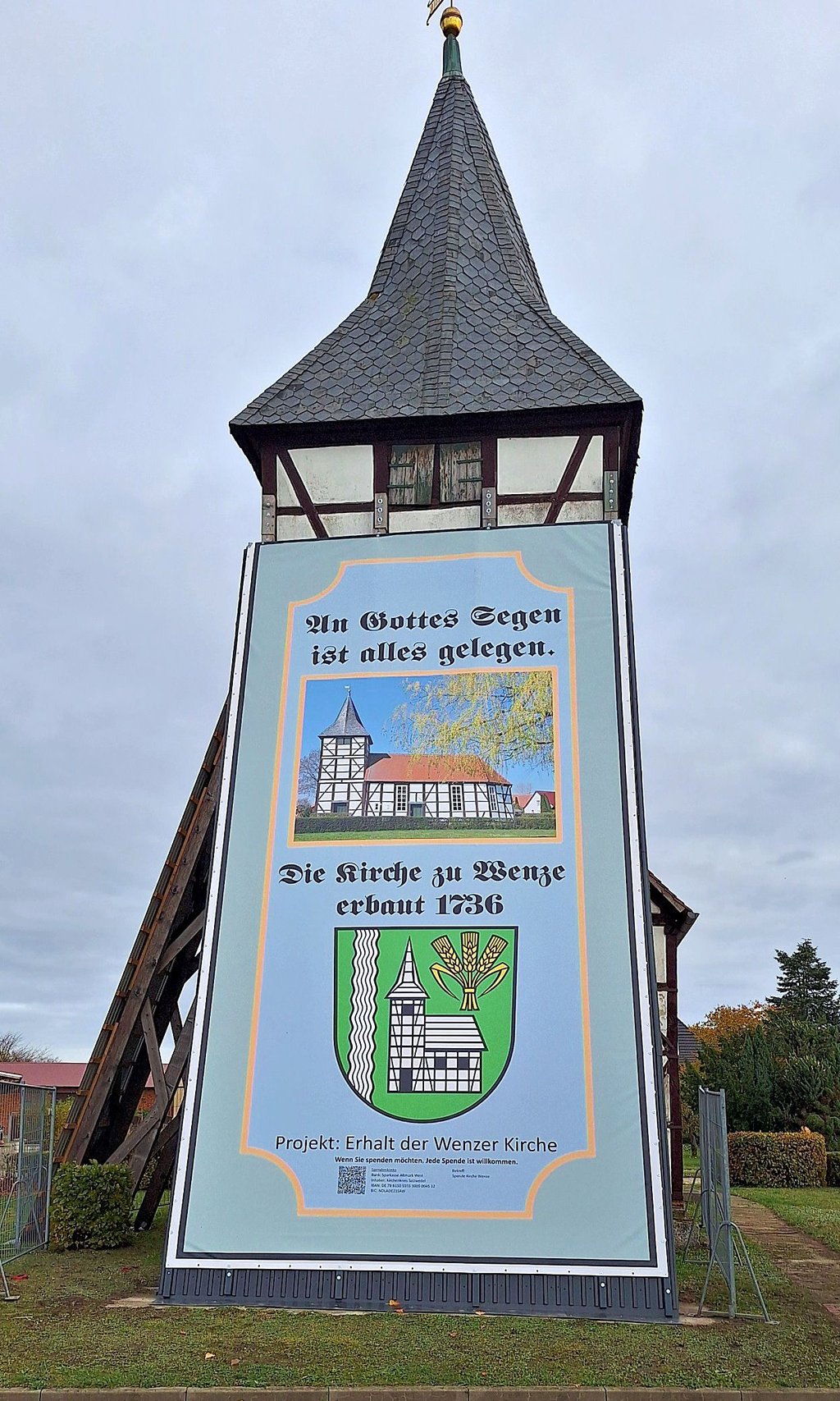 Der Wenzer Glockenturm ist seit einigen Tagen mit einer Werbeplane eingerüstet. So soll Geld für die Sanierung gesammelt werden. 
