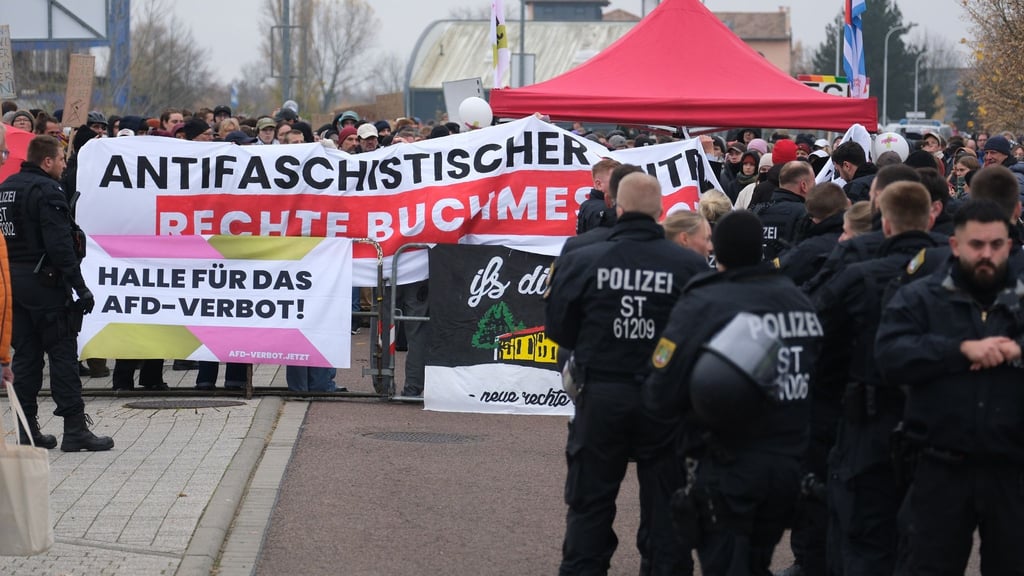 Hunderte Menschen Protestieren gegen eine umstrittene Buchmesse auf dem Messegelände in Halle.