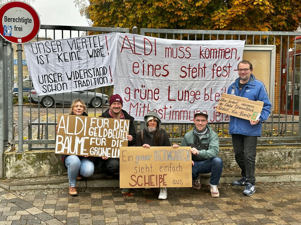 Bevor die Einwohnerversammlung in Buckau begann, machte der Linke Stammtisch Südost auf den fehlenden Discounter aufmerksam.