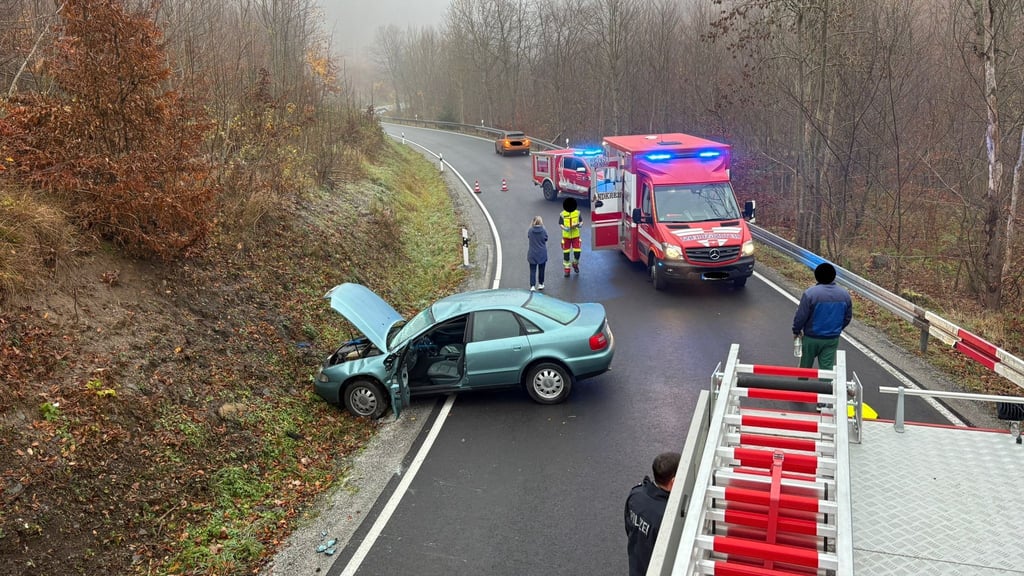 Der Fahrer dieses Autos wurde bei einem Glätteunfall am Samstagmorgen, 8. November, leicht verletzt.