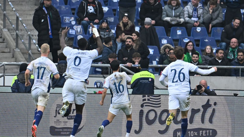 Großer Jubel bei Darmstadt 98 nach dem Siegtreffer von Hiroki Akiyama (M) in Hannover.