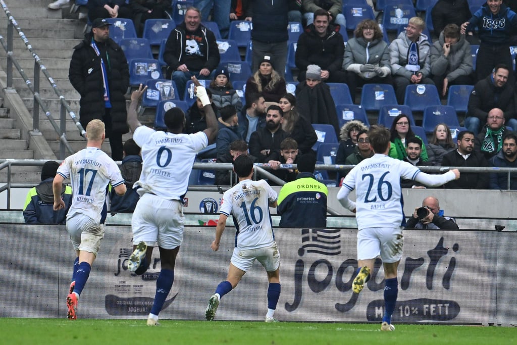 Großer Jubel bei Darmstadt 98 nach dem Siegtreffer von Hiroki Akiyama (M) in Hannover.