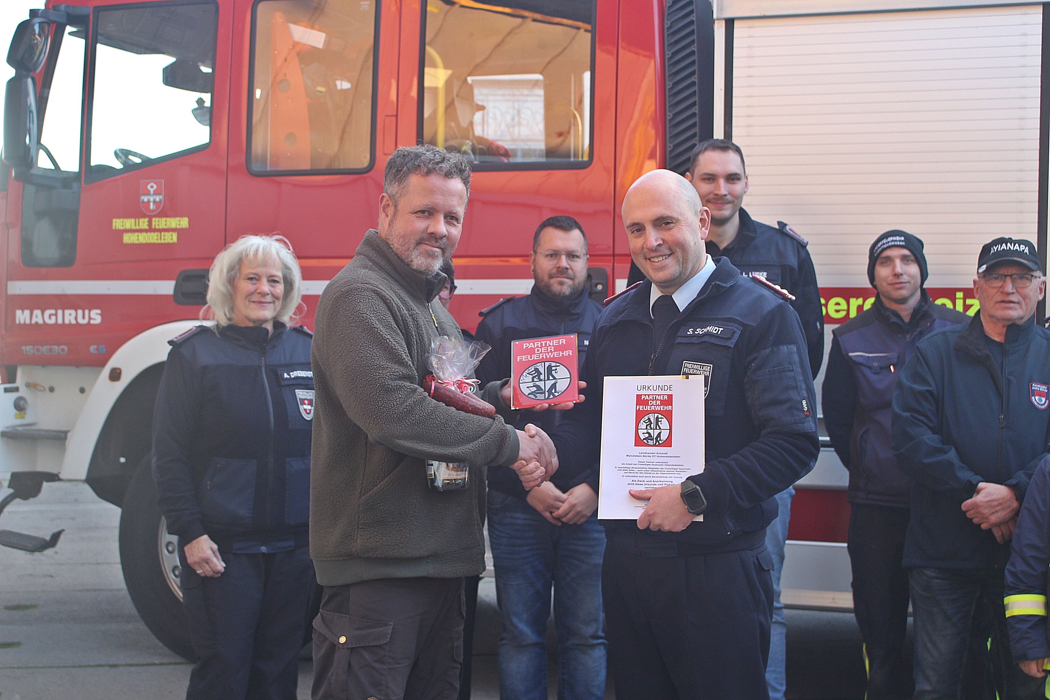 Brandschützer in der Börde: Ehrung: Plakette für den ersten „Partner der Feuerwehr“ in Hohendodeleben