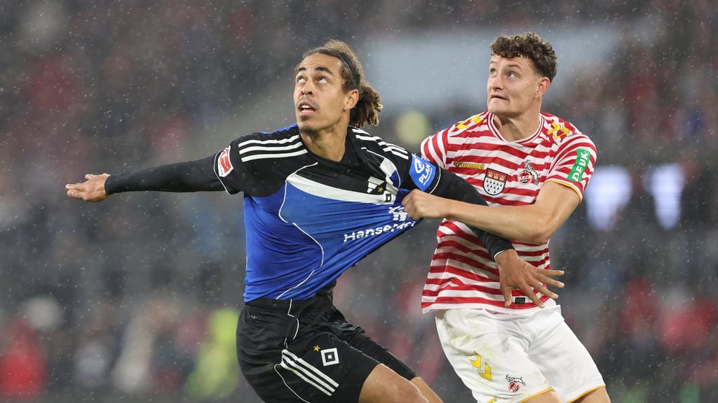 Yussuf Poulsen (l.) im Duell mit dem Kölner Eric Martel.