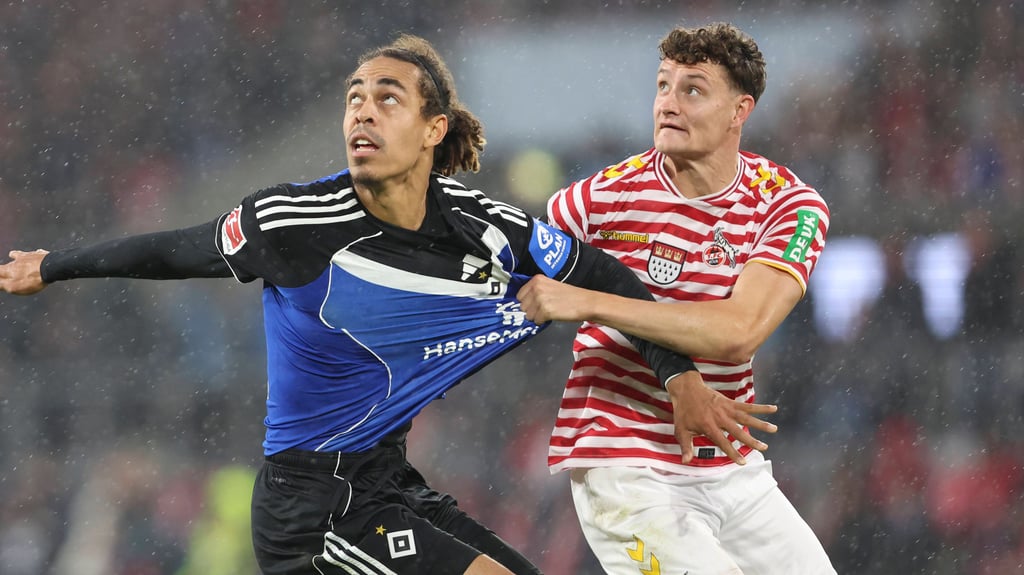 Yussuf Poulsen (l.) im Duell mit dem Kölner Eric Martel.