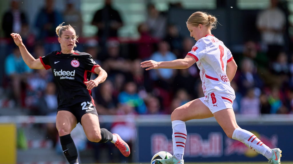 Emilia Asgeirsdottir (r.) im Bundesliga-Spiel gegen Frankfurt.