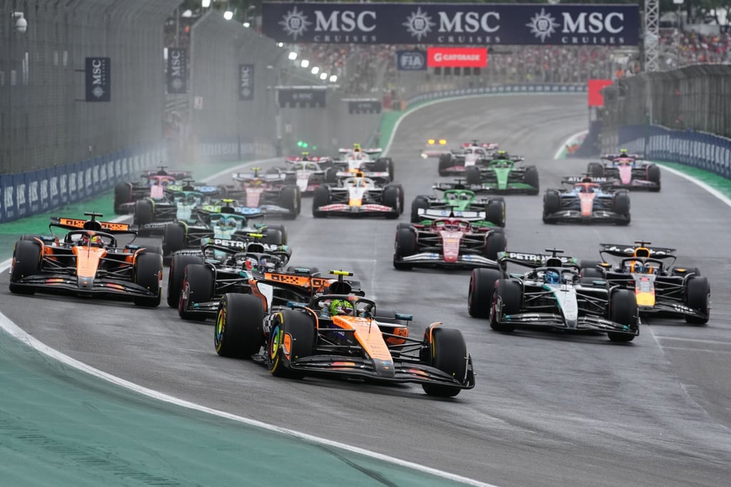 Auf dem Weg zum Start-Ziel-Sieg: Lando Norris (vorn) baute im Sprint seine WM-Führung aus.