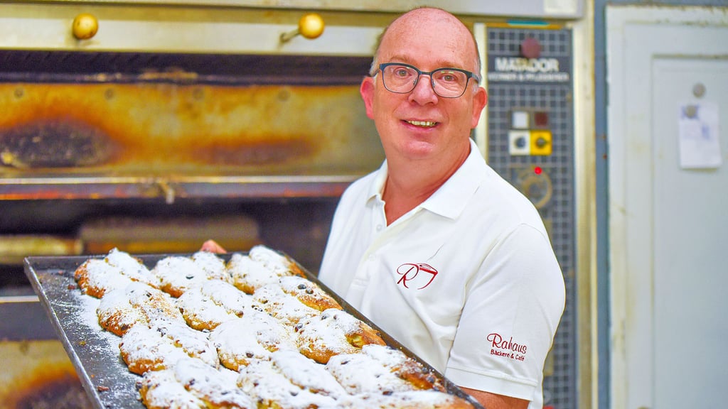  Bäckermeister Thomas Rahaus, hier beim Stollen backen, feiert das 30-jährige Bestehen in Merseburg mit einer Jubiläumswoche.
