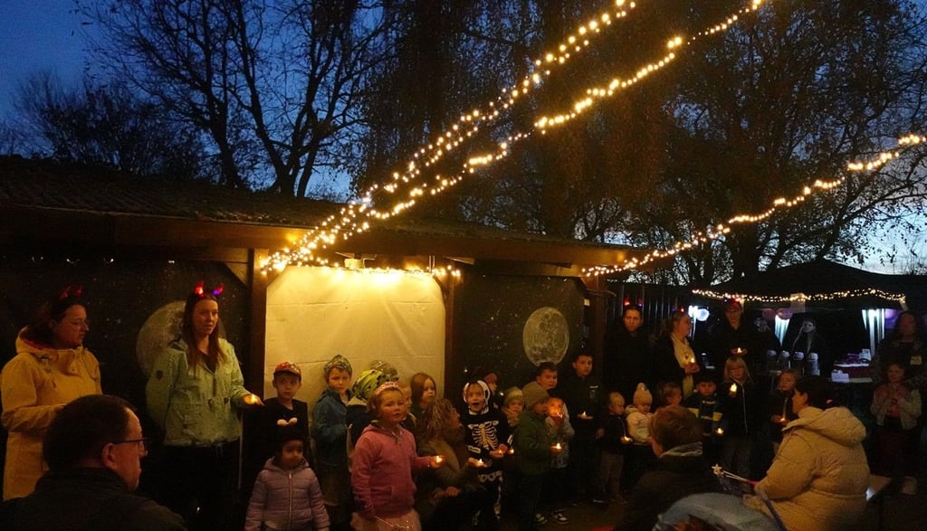 In der Oschersleber Kita „Am Großen Bruch“  sind die Familien zusammengekommen. Gemeinsam wurde ein Lichterfest gefeiert und an die Geschichte von Sankt Martin erinnert.