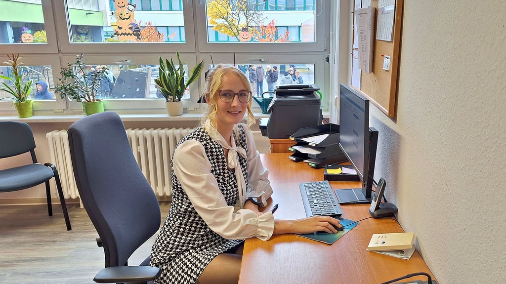 Isabelle Radtke ist neue Leiterin der Klötzer Allende-Sekundarschule. Von ihrem Büro aus hat die Gardelegenerin den Schulhof fest im Blick. 