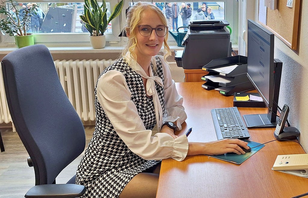 Isabelle Radtke ist neue Leiterin der Klötzer Allende-Sekundarschule. Von ihrem Büro aus hat die Gardelegenerin den Schulhof fest im Blick. 