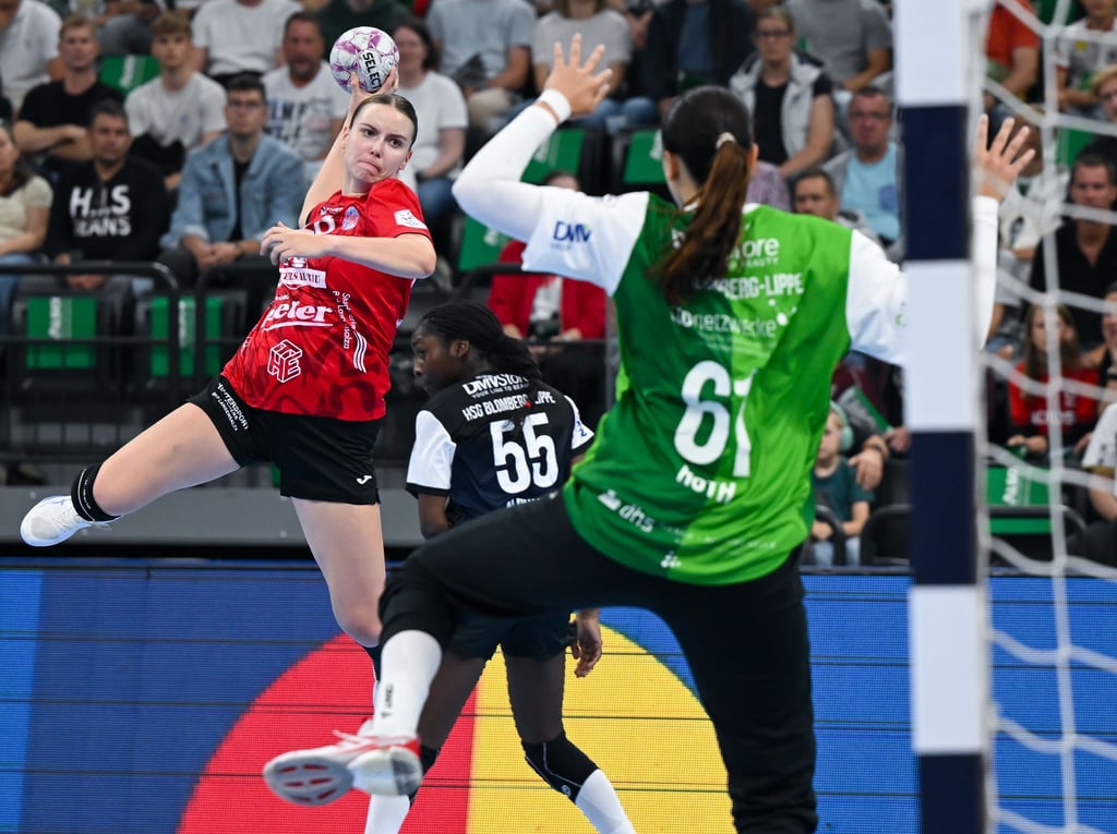 Anna Szabo (l) und die Bundesliga-Handballerinnen des Thüringer HC hatten im Pokal-Viertelfinale beim VfL Waiblingen keine Mühe. (Archivbild)