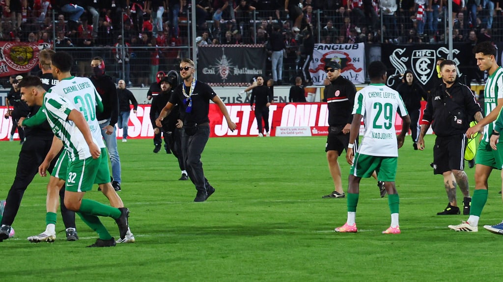 Nach dem Derby zwischen dem HFC und der BSG Chemie Leipzig war es zu Jagdszenen gekommen. 