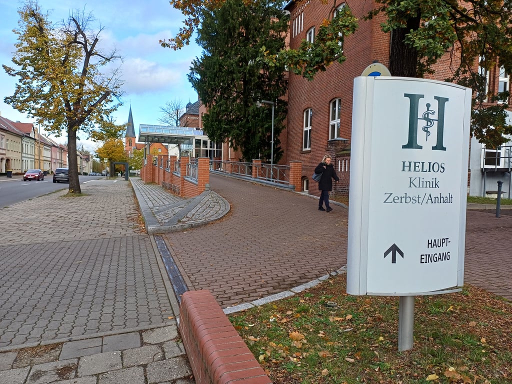 Auffahrt zum Haupteingang des Krankenhauses in Zerbst. Seit 140 Jahren gibt das Klinikum in der Stadt.
