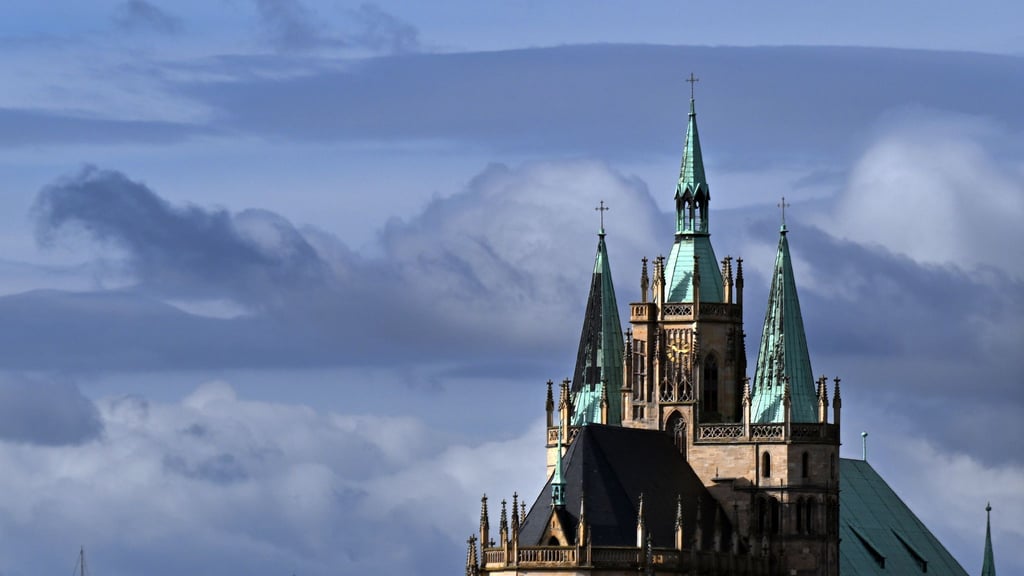 Ein Minus im Haushalt, weniger Kirchenmitglieder und wegfallende Solidaritätszahlungen: Das Bistum Erfurt muss künftig deutlich sparen. (Archivbild)