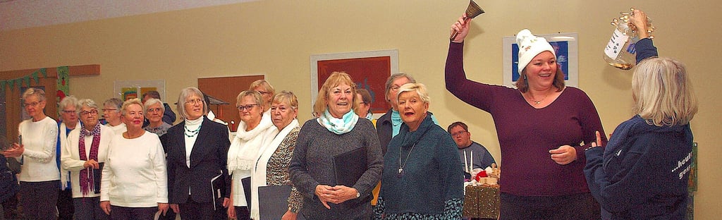 Daianera Leja (2.von rechts) eröffnete den integrativen Weihnachtsmarkt 2024 gemeisam mit dem Frauenchor. 