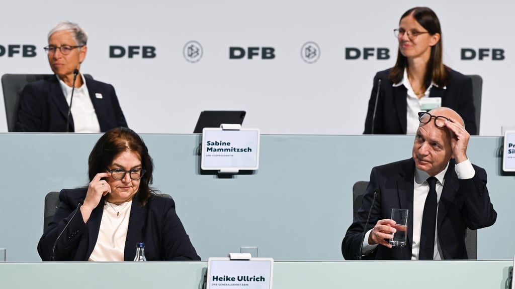 Das Bild täuscht: DFB-Boss Bernd Neuendorf umgeben nur vom Frauen