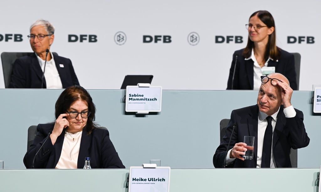 Das Bild täuscht: DFB-Boss Bernd Neuendorf umgeben nur vom Frauen
