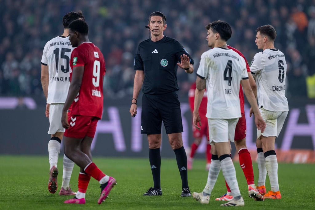 Schiedsrichter Aytekin im Mittelpunkt der Diskussion.