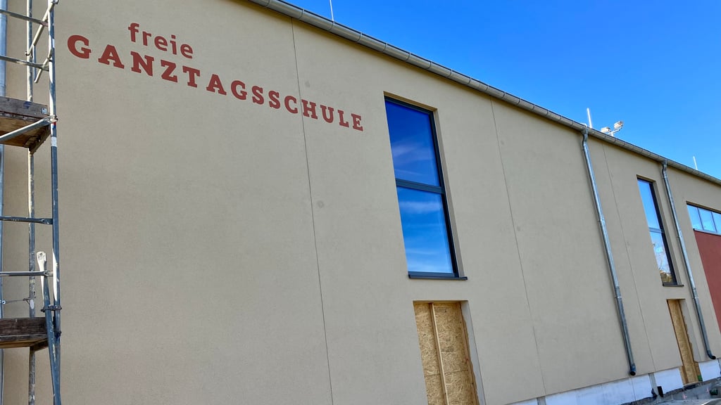 Auf der Fassade der neuen Sporthalle ist schon der Schriftzug der  Freien Ganztagsschule Neinstedt zu lesen. 